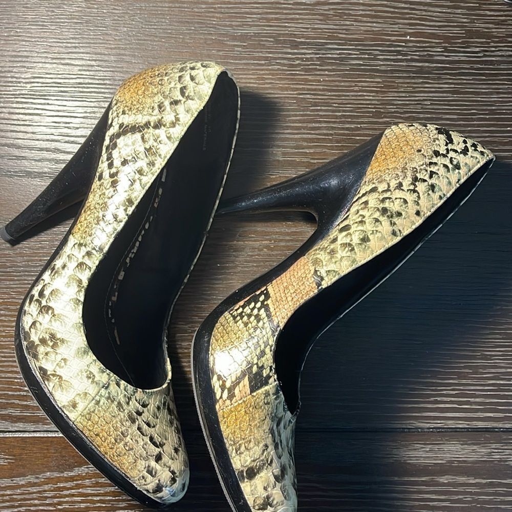 Anne Michelle Women's Snakeskin Pumps - Picture 4 of 9